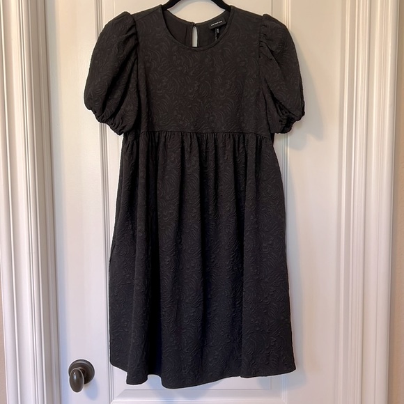 Who What Wear Dresses & Skirts - NWT Who What Wear Puff Sleeve Babydoll Dress in Black Jacquard